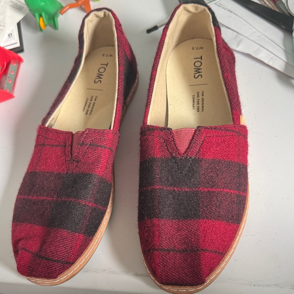 TOMS Women's Red and Black Checkered Flats
